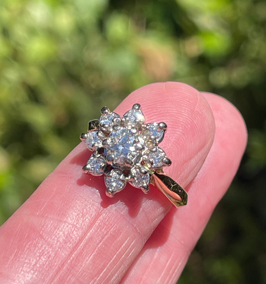 Large Vintage18ct Gold Diamond Daisy Ring