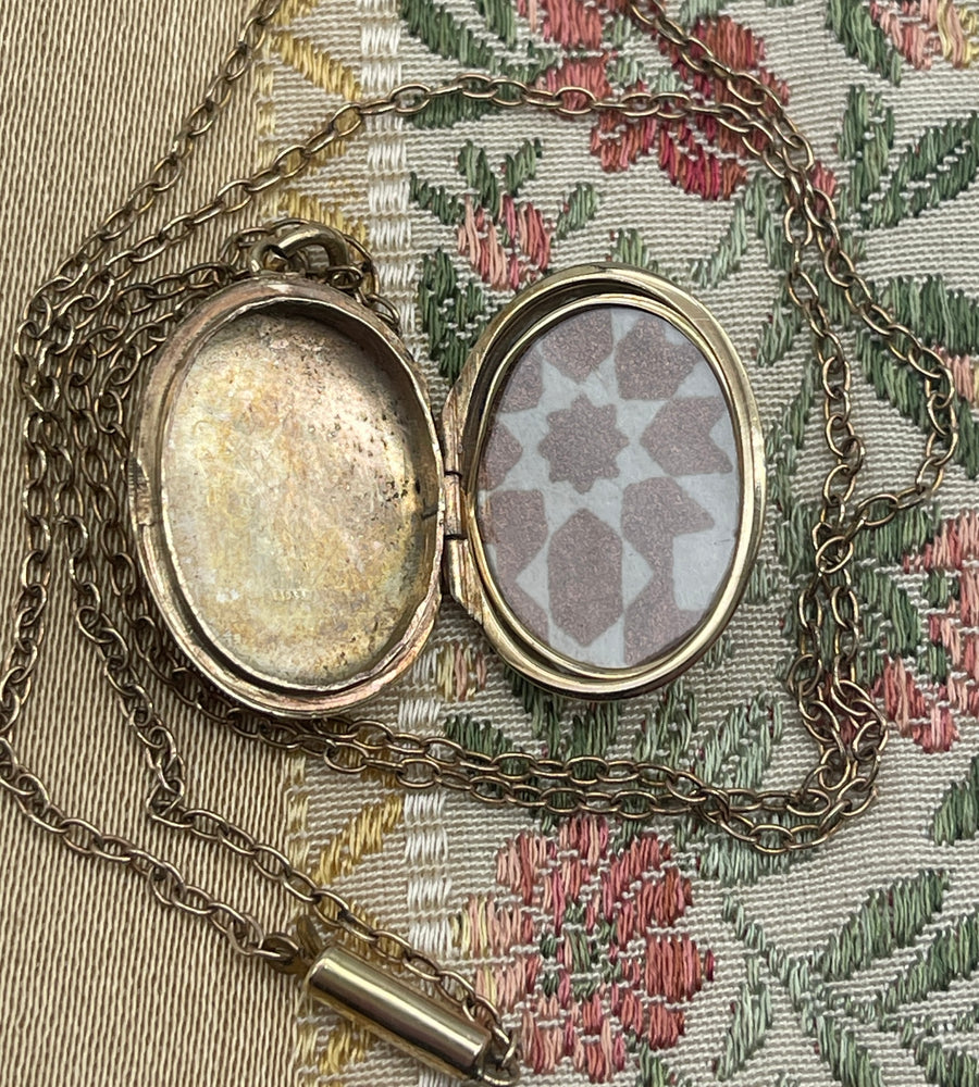 Vintage 9ct Gold Oval Locket