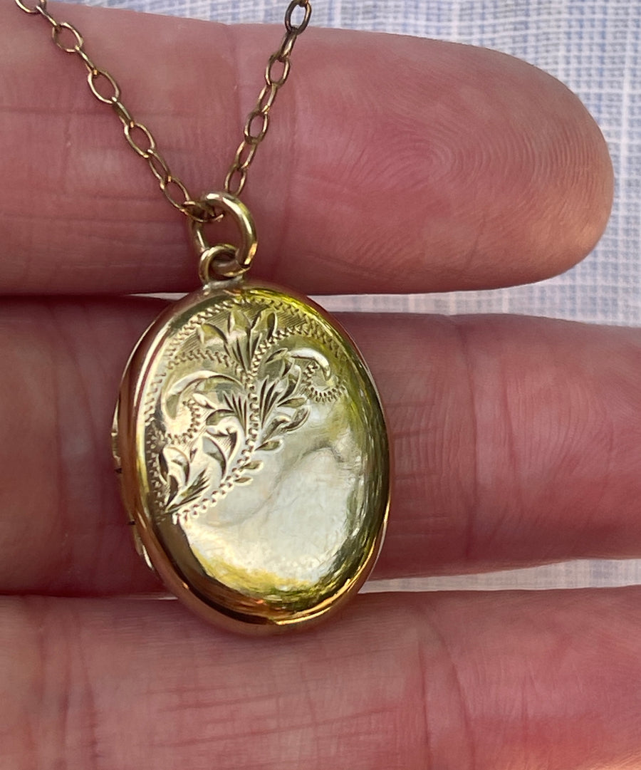 Vintage 9ct Gold Oval Locket