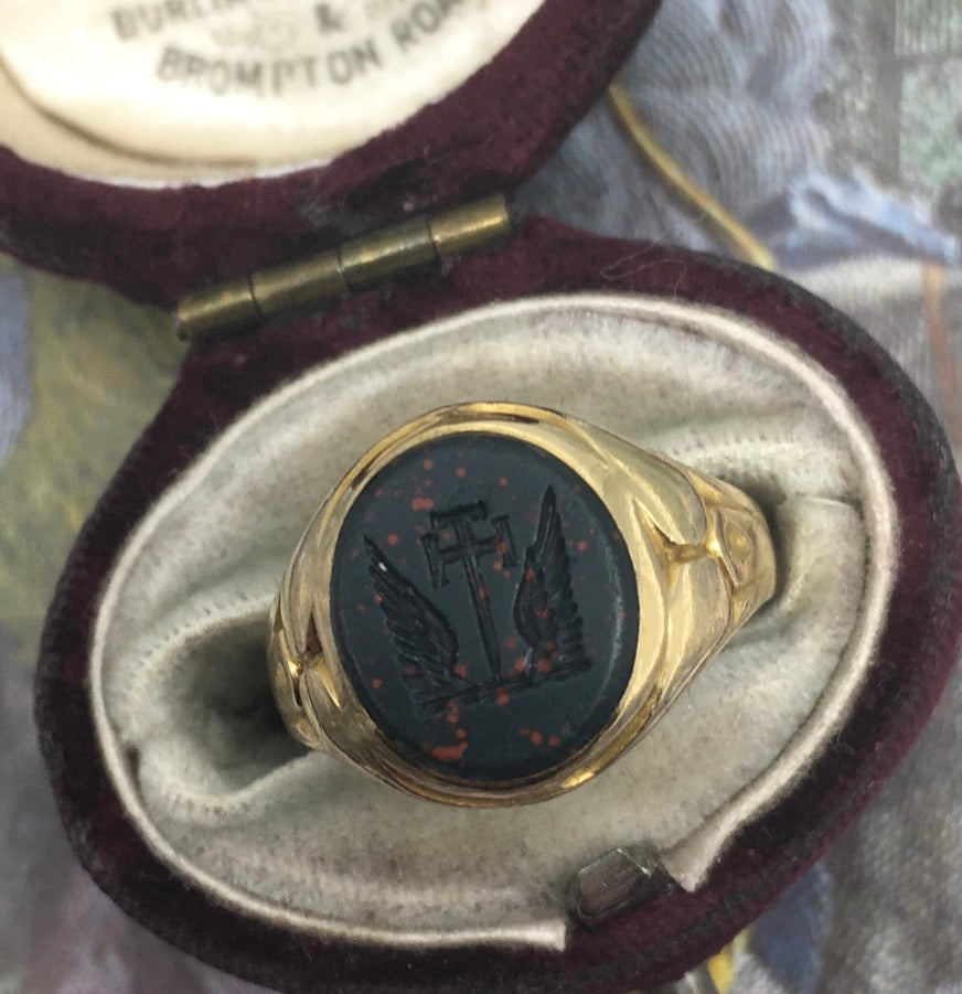 Antique Carved 18ct Yellow Gold Intaglio Signet Ring .